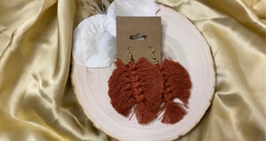 Image of Leaf Macramé Earrings: Auburn