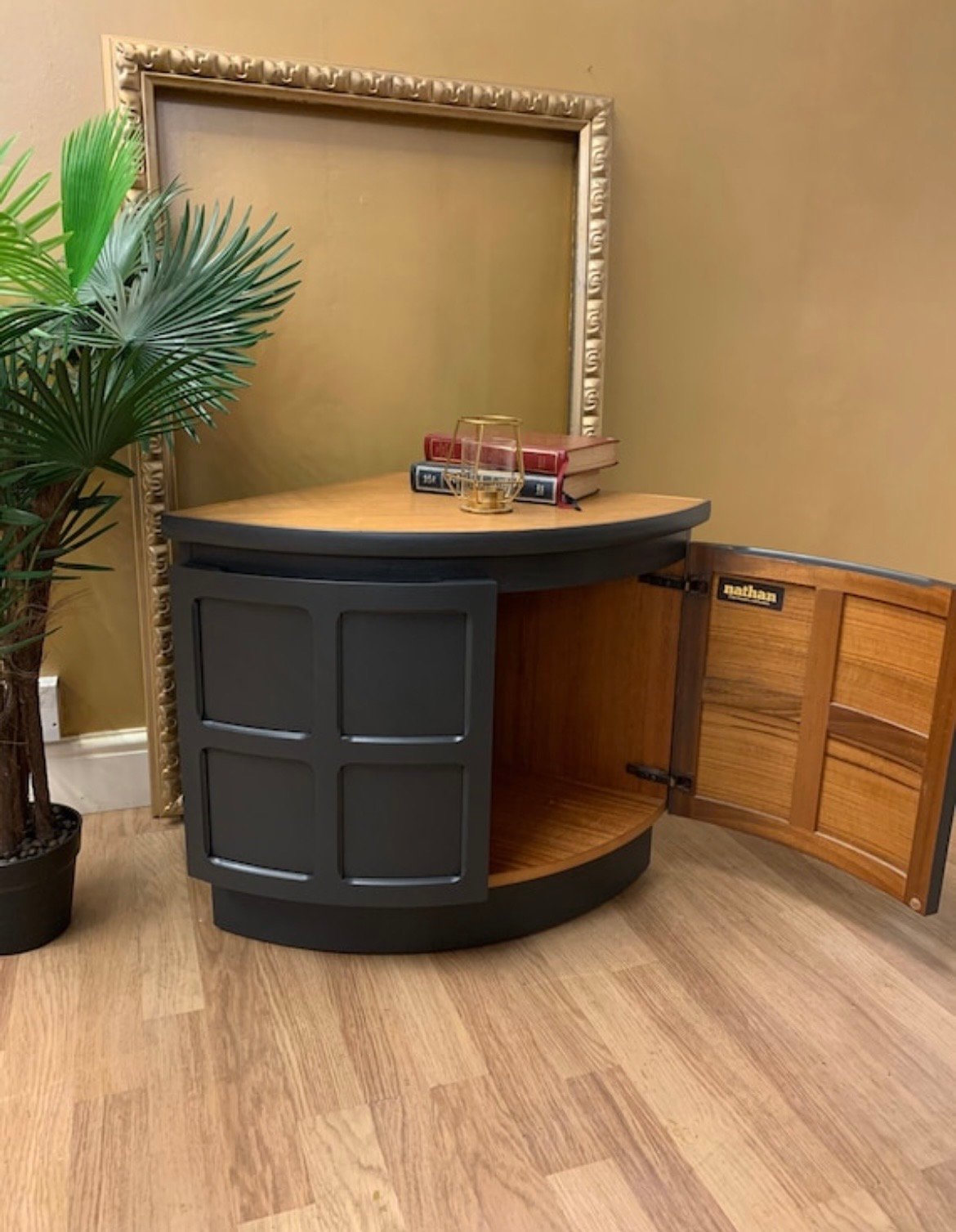 Small store corner unit