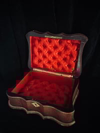 Image 4 of Magnifique boite à bijoux en cuir doré à la feuille d’or et soie capitonnée rouge .XIXème s.