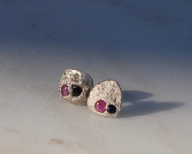 Embedded mismatch silver earrings 