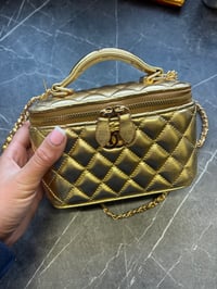 Image 1 of Handle vanity case 