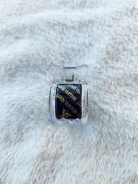 Image 1 of Clear Clip to hold Whenu