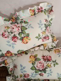 Image 1 of Coussin volanté " les roses de Louise "