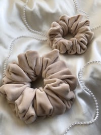 Image 6 of SCRUNCHIE STANDARD BEIGE/BEŻ