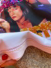 Image 6 of Pulp Fiction. Bordada a man. Branca. Talla única. Corte SUPER OVERSIZE.