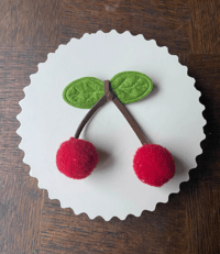 Broche cerise feutrine 