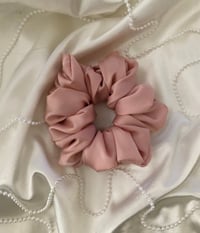 Image 3 of SCRUNCHIE OVERSIZED + STANDARD DIRTY PINK
