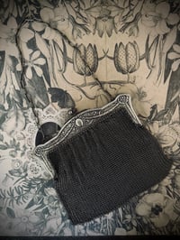 Image 11 of Sac aumônière en plaqué argent du XIXème siècle, avec anse en chaîne.