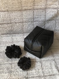 Image 9 of Kosmetyczka Eco skóra pikowana czarna w rozmiarze MIDI