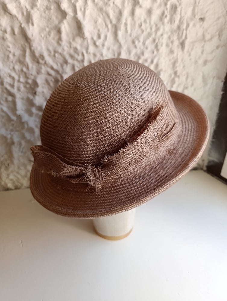 Image of Bombetta estiva in sisal champagne con fiocco sfrangiato 