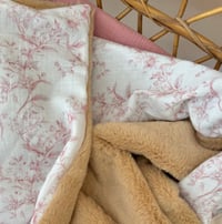 Image 2 of COUVERTURE IMPRIMÉ JOUY ROSE FOURRURE AU CHOIX