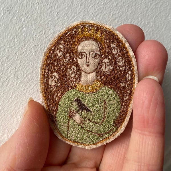 Image of queen with bird in hand - embroidery brooch 