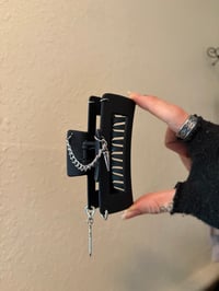 Image 2 of FIERCE CLAW CLIP (style e)