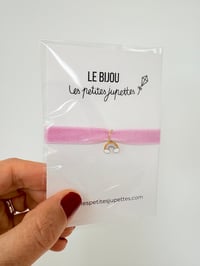 Image 1 of Bracelet ENFANT ruban velours élastique et breloque arc-en ciel