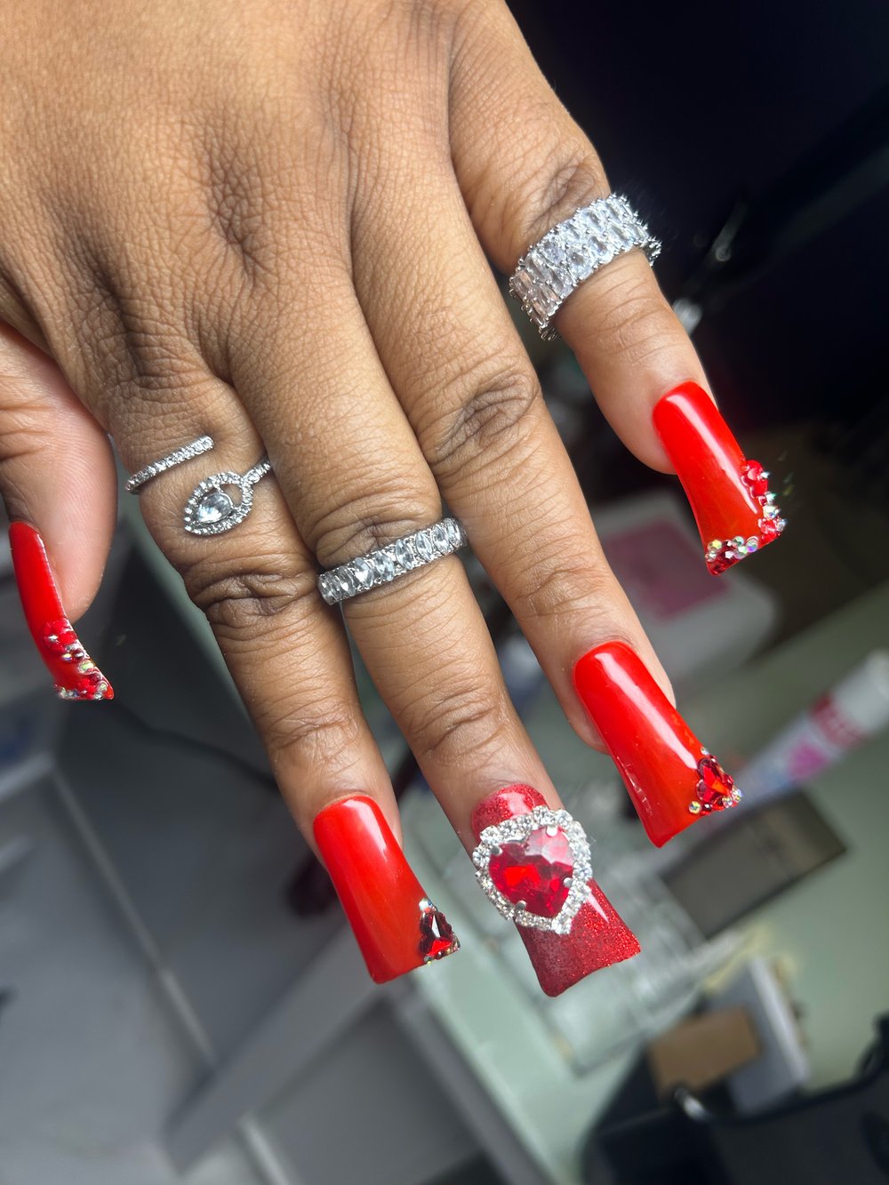 Moon Cut V-Day Duck Nails 