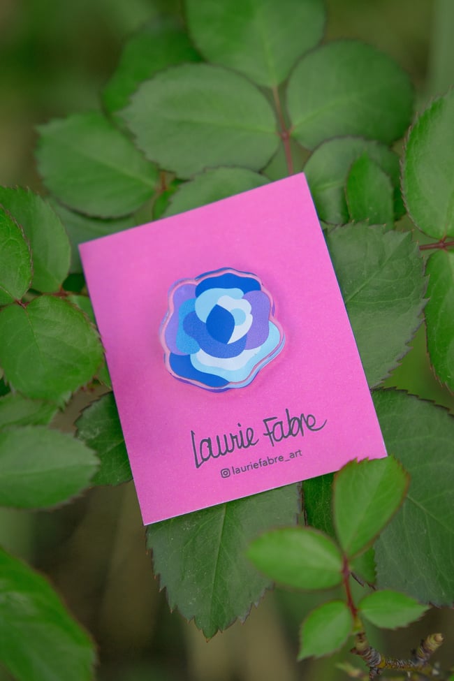 Pin’s rose bleu