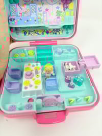 Image 6 of Ensemble bracelet et Polly Pocket carré fushia fête d'anniversaire