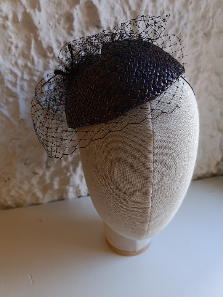 Image of Cappellino fascinator nero con veletta 
