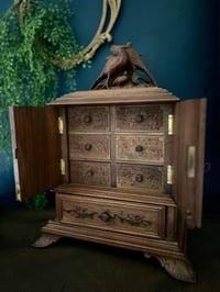 Image 6 of Incroyable petit meuble à bijoux, en bois sculpté, dite Forêt Noire, fin du 19ème s.