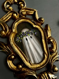 Image 3 of Retrato pequeño de fantasma con flores