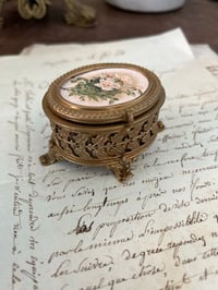 Image 1 of Petite boîte à bijoux 1900 en laiton ajouré