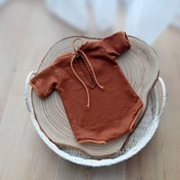 Image 2 of Photography newborn boy romper Axel - cinnamon | photo props