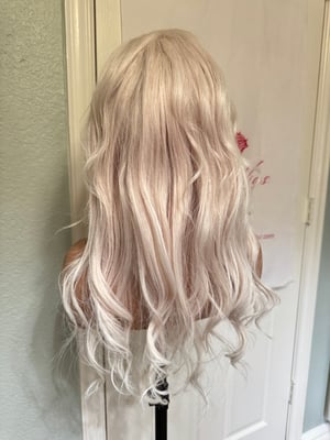 Image of All human hair 90s blonde 