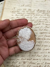 Image 2 of Superbe et grand camée en argent massif et coquillage, années 40-50