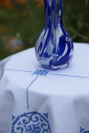 Image of Blumenvase, weiss-blau, mundgeblasen