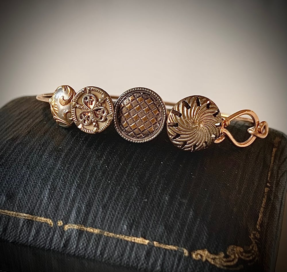 Image of "Lucky Lady" Button Bracelet
