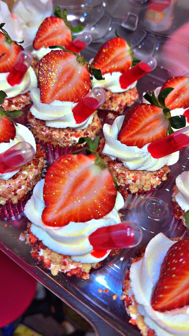 🍓 Strawberry Crunch Cupcakes (1dzn)