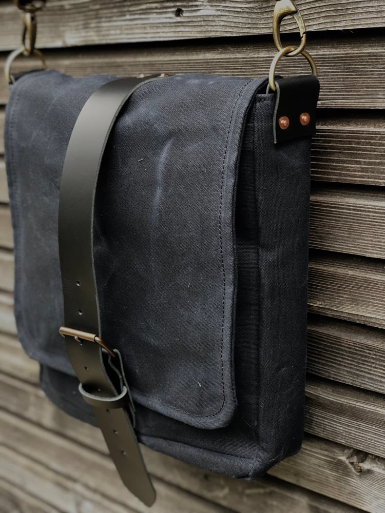 Image of Mens messenger bag in waxed canvas with leather adjustable shoulder strap and closing flap