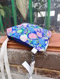 Image 1 of Bolso bandolera HORTENSIAS azul