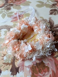Image 2 of Couronne hortensia blanc et pêche gypsophile blanc 