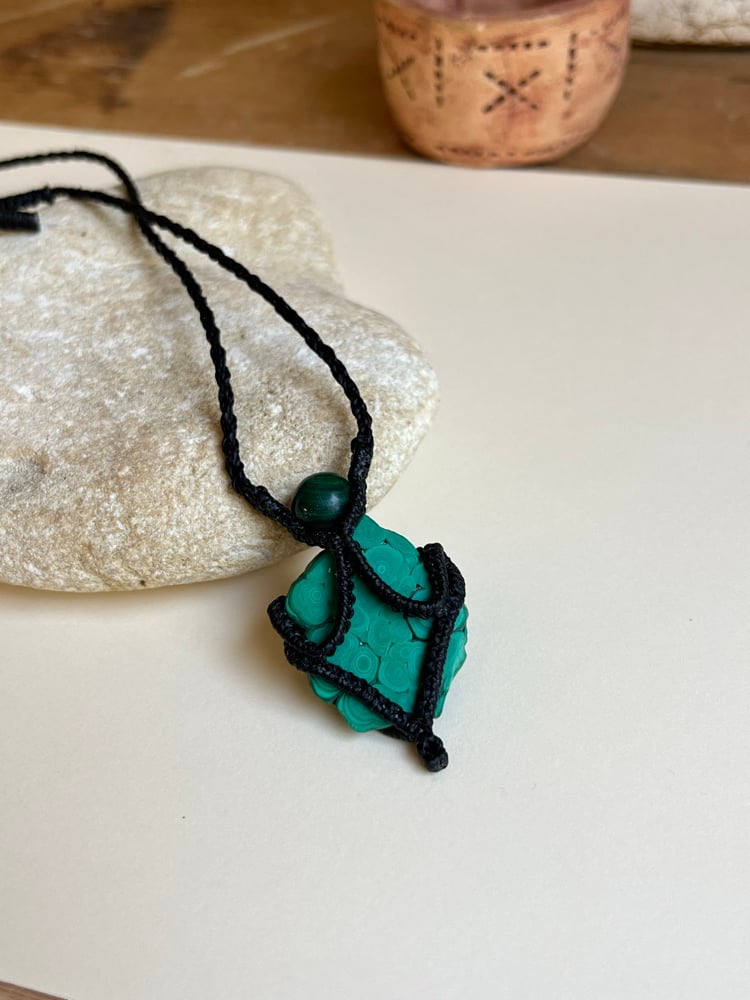 Image of Macrame pendant with raw malachite 