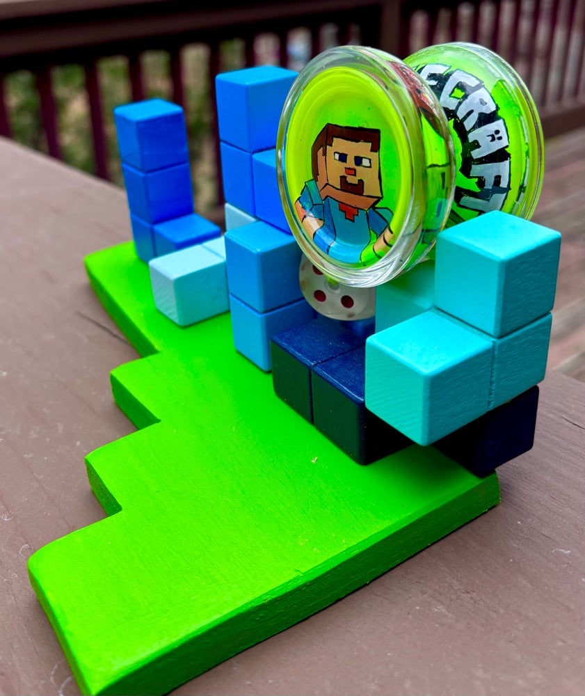 Image of Minecraft Duncan Freehand One with Display