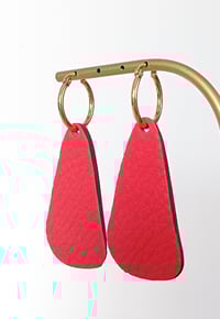 Image 25 of Boucles d'oreilles "Nerina" en cuir upcyclé 