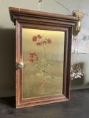 Boîtes à clé vintage, en bois. Décor de fleur sur plaque métallique dorée. 