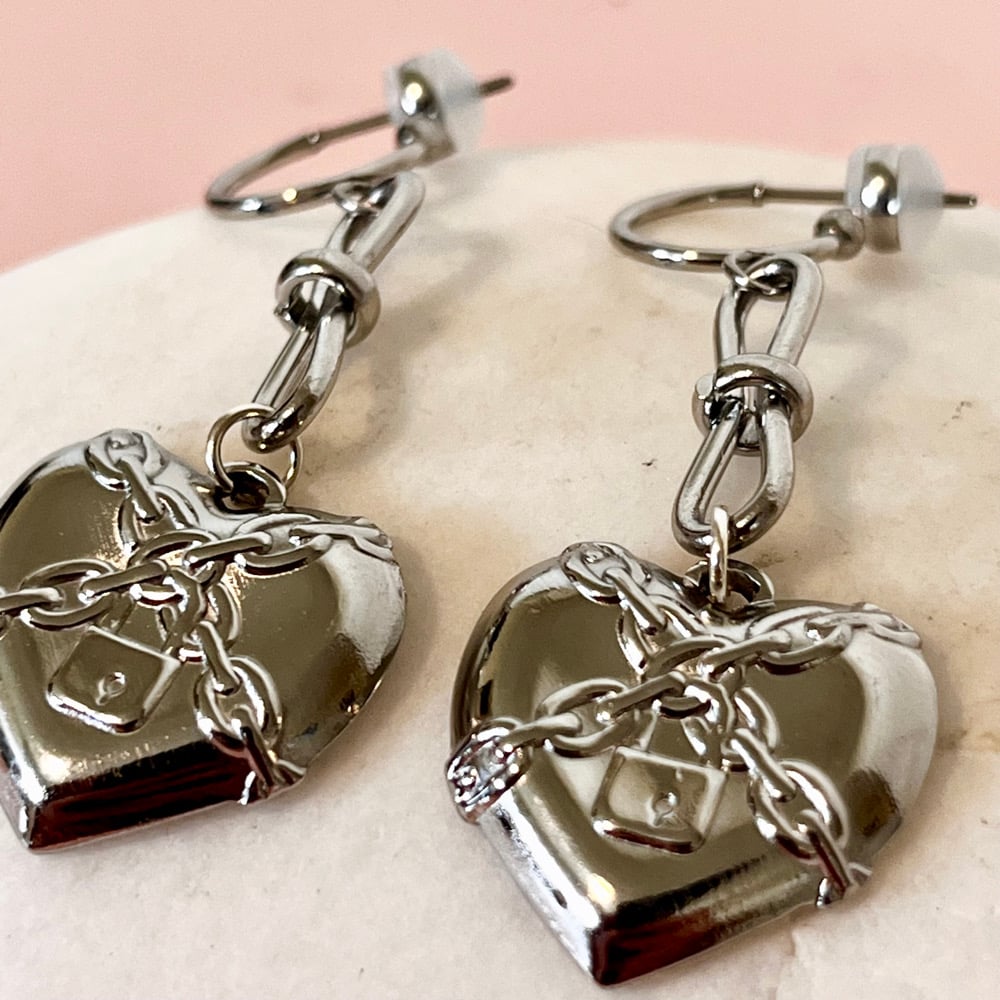 Image of Midi Chain Heart Half Hoops
