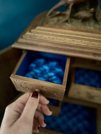 Image 5 of Incroyable petit meuble à bijoux, en bois sculpté, dite Forêt Noire, fin du 19ème s.