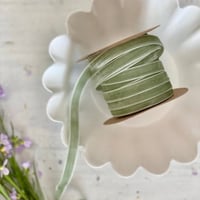 Image 1 of Ruban en velours vert sauge