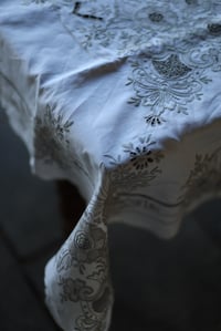 Image 3 of 1 Tischdecke mit grauer Spitze