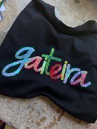 Image 2 of Camiseta bordada a man. GAITEIRA negra letras cores. Corte unisex. Talla L