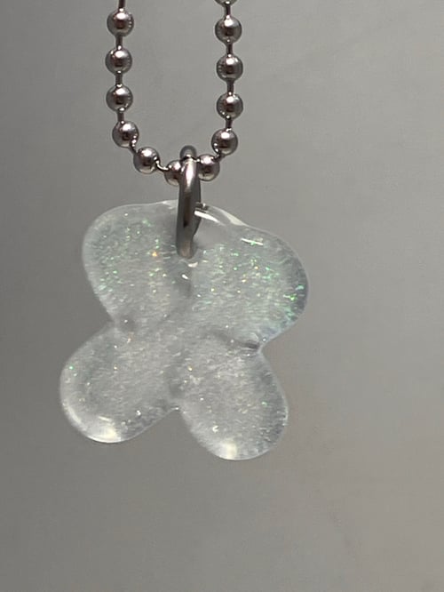 Image of crushed opal flat clover