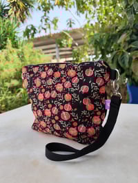 Image 8 of Bolso BANDOLERA mediano GRANADAS SOBRE NEGRO