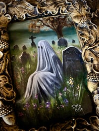 Image 2 of Fantasma sentado en su tumba