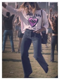 Image 2 of CAMISETA SALVAJE DE CORAZÓN ROSA