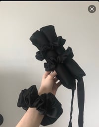 Image 3 of WAŁEK DO KRĘCENIA WŁOSÓW + SCRUNCHIES BLACK