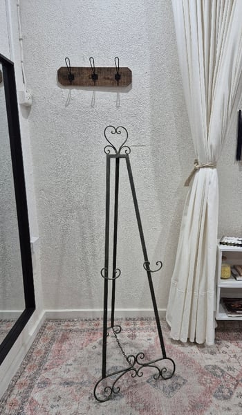 Image of Floor Easel. vintage look.