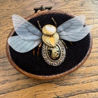 Image 1 of Jewellery bee  (d, 2x2.5 inches) 